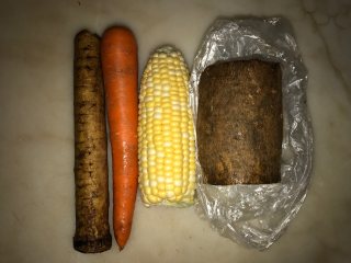 玉米胡萝卜牛蒡汤,准备牛蒡、胡萝卜、玉米、新鲜淮山。牛蒡很长一条，我切了一截来煲汤。
