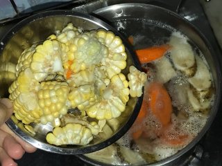 玉米胡萝卜牛蒡汤,玉米剁小块放入水里，开火