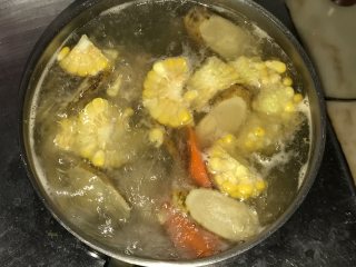 玉米胡萝卜牛蒡汤,汤水煲沸后熄火。