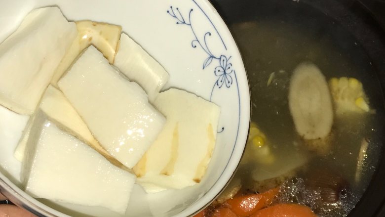 玉米胡萝卜牛蒡汤,最后半小时加入淮山，再次按下快速沸腾键，煲至结束即可