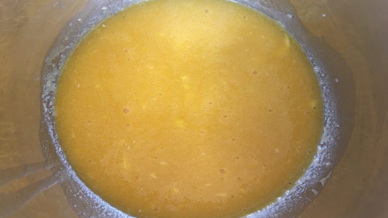 天然色素椰蓉花朵面包,提前隔水融化好黄油；