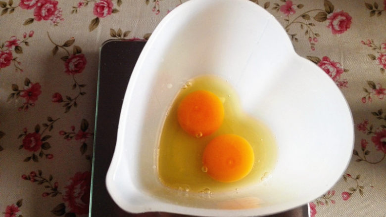 香香的泡芙,全蛋液92克，大约两个鸡蛋，用手动打蛋器打散备用，