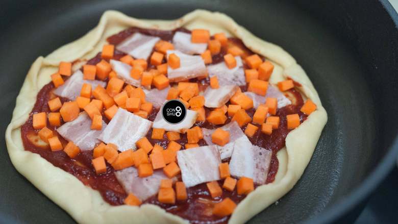 没有烤箱照样做出香浓芝士风味薄底披萨,为了便于食材煮熟和堆砌，尽量将难熟和平面的食材堆在下部。