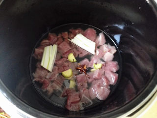 肉  松,将葱段，姜片，大料，花椒一起放入锅中，