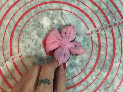 吃掉一朵花+花红酥,用手指将每瓣的两角捏在一起即可。
