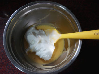 芒果花北海道戚风,将三分之一的蛋白糊与蛋黄糊切拌混合。