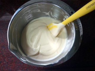 芒果花北海道戚风,然后将混合物倒入剩余的蛋白糊中，切拌成顺滑的蛋糕糊。
