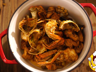 海鲜鸡煲蟹,放入炖烧锅中。