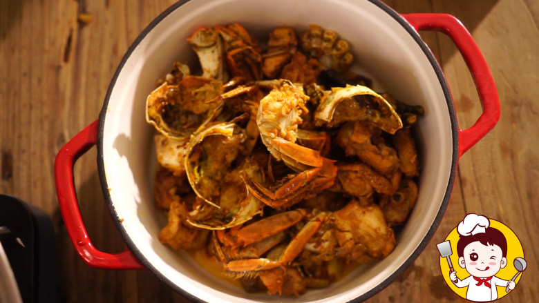 海鲜鸡煲蟹,放入炖烧锅中。