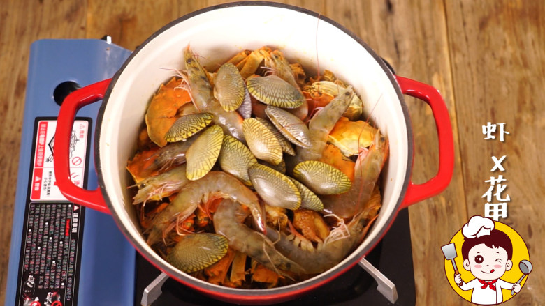 海鲜鸡煲蟹,旋转铺上虾、中间放入花甲。