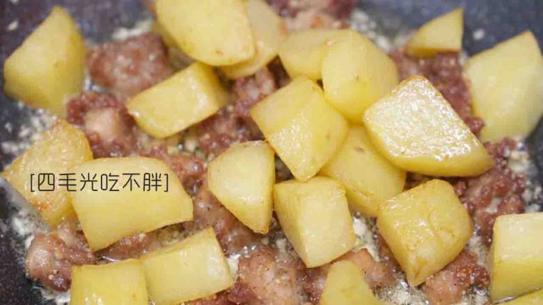 荔枝肉,倒入炸制好的肉块和土豆块下锅翻炒；