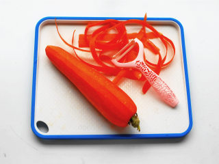 懒人饭：一只番茄饭,红萝卜去皮。
