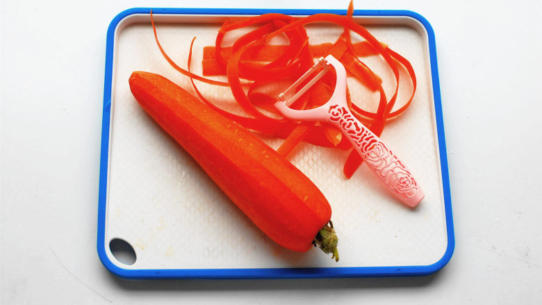 懒人饭：一只番茄饭,红萝卜去皮。
