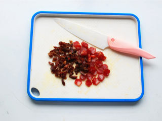懒人饭：一只番茄饭,将腊肉切丁，腊肠切成薄片。
