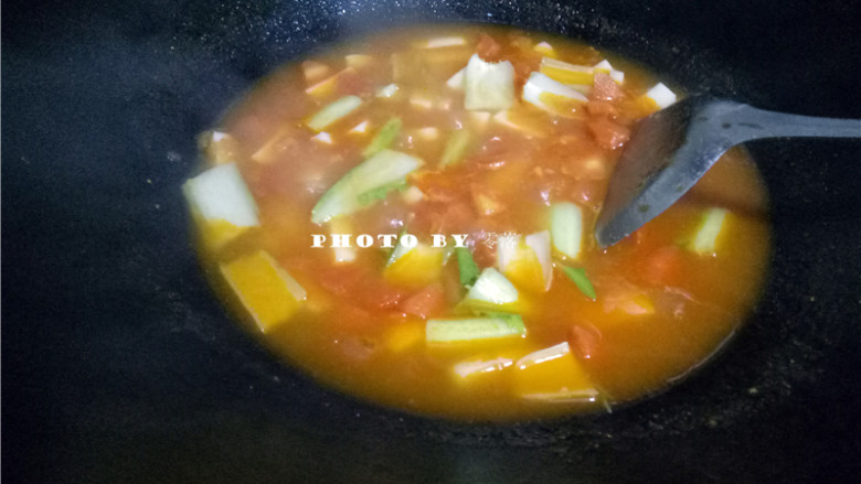 番茄年糕汤,放入青菜茎，煮熟；