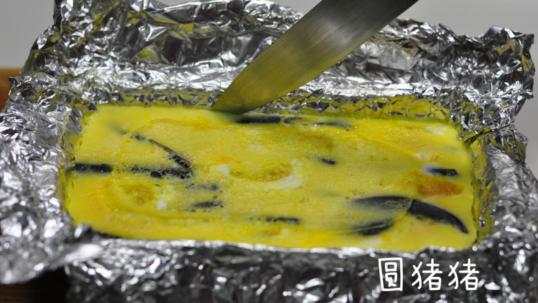 三色蒸蛋,蒸好的鸡蛋，要用小刀轻轻的沿着边缘切割出来。
