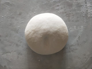 香菇青菜包子--不一样的做法, 虽然不用像面包一样揉出膜，但也要揉到表面光滑，有劲道。