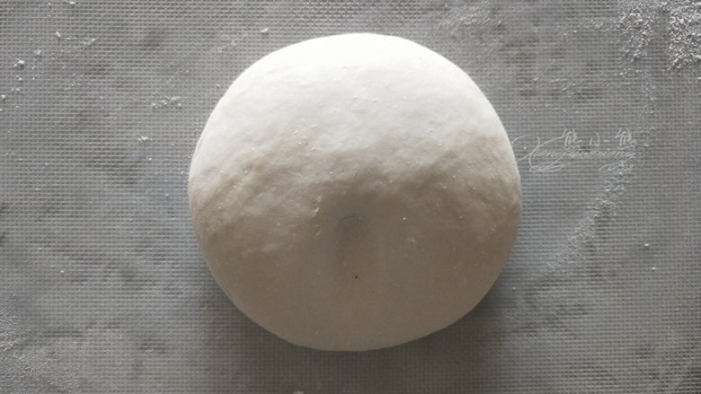 香菇青菜包子--不一样的做法, 虽然不用像面包一样揉出膜，但也要揉到表面光滑，有劲道。