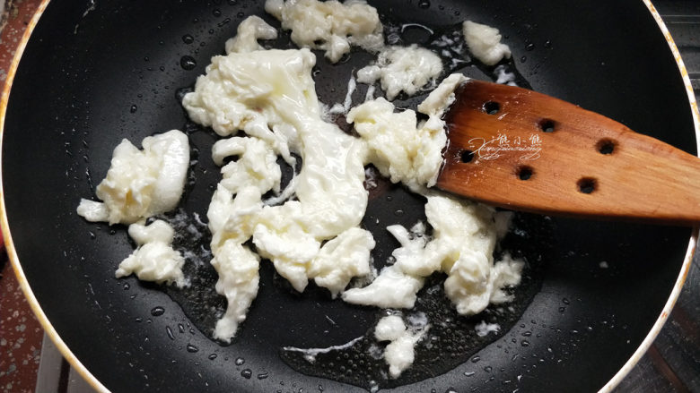 黑胡椒时蔬蛋炒饭--粒粒分明的秘诀,放入蛋清炒散，用木铲剁的碎一些，盛出来备用。