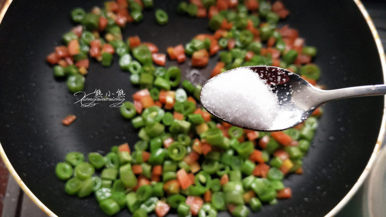 黑胡椒时蔬蛋炒饭--粒粒分明的秘诀,放少许盐，再倒一点点水，可以让豆角快点熟。