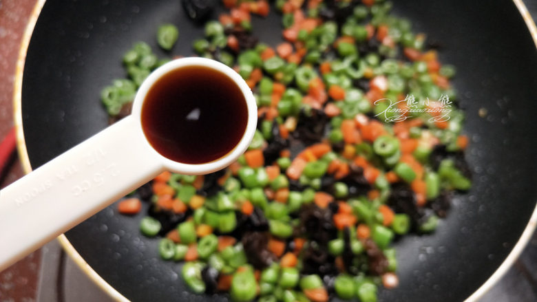 黑胡椒时蔬蛋炒饭--粒粒分明的秘诀,加一点点生抽，不用太多。