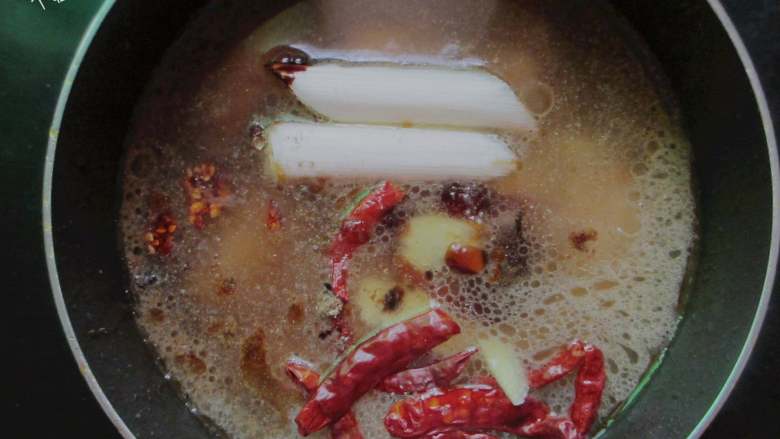 红烧翅根,加入葱段、干辣椒、姜片。盖上锅盖，中小火，20-30分钟