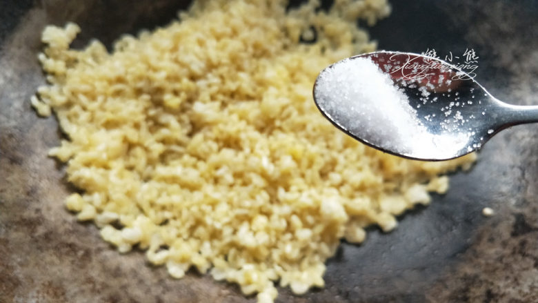 黑胡椒时蔬蛋炒饭--粒粒分明的秘诀,米饭里放少许盐。