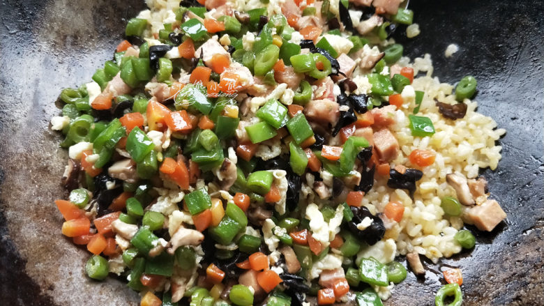黑胡椒时蔬蛋炒饭--粒粒分明的秘诀,加入炒好的菜。