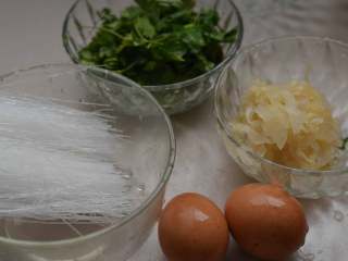 鸡蛋酸菜炒粉丝，酸香开胃特别好吃,准备材料。
