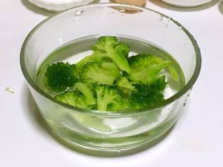 宝宝午餐肉,.焯好的西兰花捞出，放入冷水中冷却一下。

PS： 焯水后的蔬菜温度比较高，离水后与空气中的氧气接触容易产生热氧作用，营养素会流失。所以需要及时冷却降温，减少营养流失，还可以保持蔬菜翠绿的颜色。