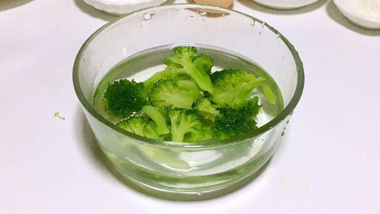 宝宝午餐肉,.焯好的西兰花捞出，放入冷水中冷却一下。

PS： 焯水后的蔬菜温度比较高，离水后与空气中的氧气接触容易产生热氧作用，营养素会流失。所以需要及时冷却降温，减少营养流失，还可以保持蔬菜翠绿的颜色。