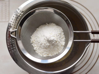 红丝绒玛德琳,筛入低筋面粉和泡打粉，搅拌成糊状