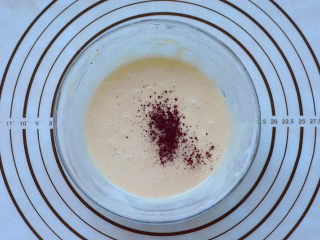 红丝绒玛德琳,搅拌好的面糊里加入2克的红曲粉和1滴红色食用色素搅拌均匀