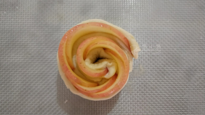 吃掉一朵花——玫瑰苹果挞, 然后从一头卷起来。