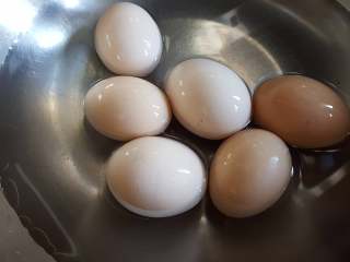 酱油卤蛋,2.把洗好的鸡蛋，放入冷水锅中。