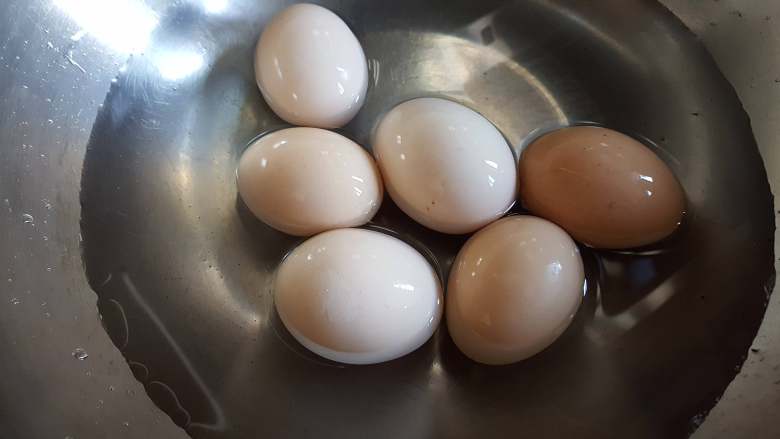 酱油卤蛋,2.把洗好的鸡蛋，放入冷水锅中。