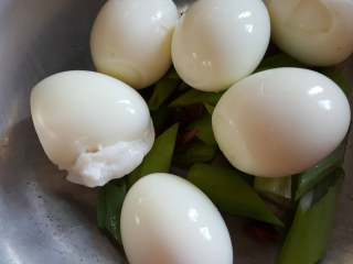 酱油卤蛋,5.把去皮的鸡蛋，放在葱段上面。