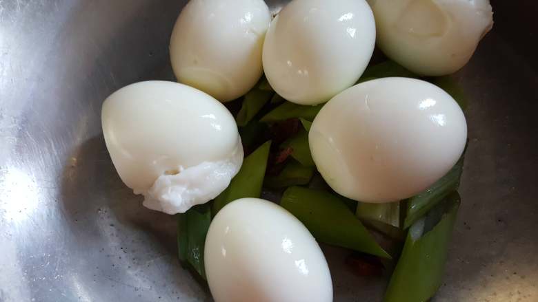 酱油卤蛋,5.把去皮的鸡蛋，放在葱段上面。