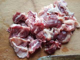 红烧牛肉,1.将牛肉切成小块。