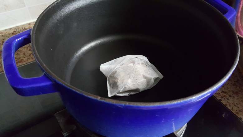红烧牛肉,7.把香料袋放入铸铁锅的底部备用。