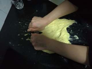 面包入门基本功之黄油面包卷,等操作台上看不太出黄油痕迹后，就可以继续采用未加黄油时的搓擦、摔打的方式来使面团起筋。