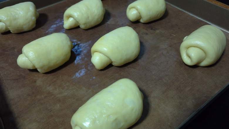 面包入门基本功之黄油面包卷,八个小面包卷继续放回烤箱，以40度的发酵模式发40分钟。