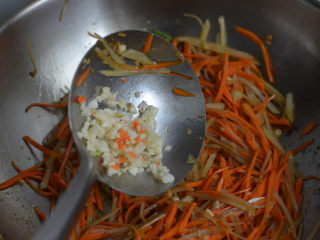 蒜蓉胡蘿卜土豆絲，很好吃的素菜,加剩下的大蒜碎。