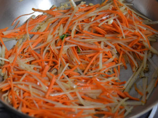 蒜蓉胡蘿卜土豆絲，很好吃的素菜,拌炒均勻。