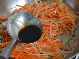 蒜蓉胡蘿卜土豆絲，很好吃的素菜,淋入生抽醋汁。