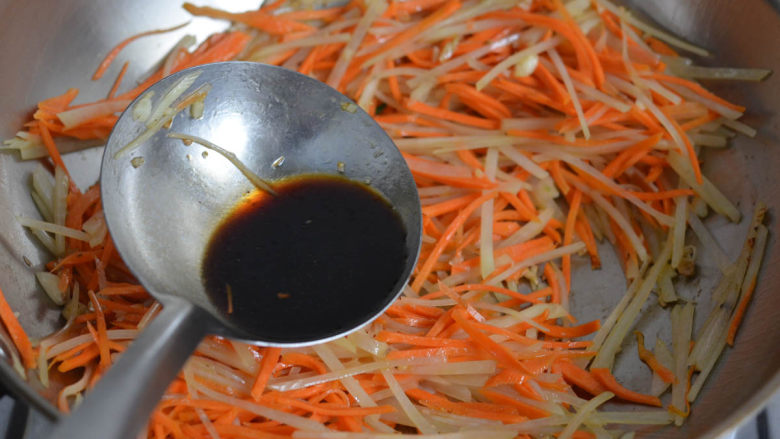 蒜蓉胡萝卜土豆丝，很好吃的素菜,淋入生抽醋汁。