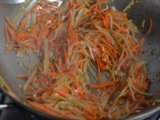 蒜蓉胡蘿卜土豆絲，很好吃的素菜,加鹽加糖，拌炒均勻。