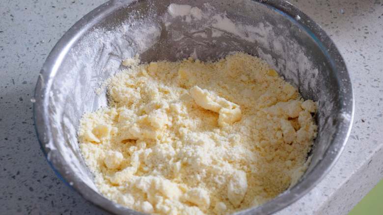 红豆沙千层酥 没蛋黄的蛋黄酥 绝好的伴手礼,水油皮做好后再做油酥：将软化的黄油放入低筋面粉中，先用手轻轻的把黄油和面粉搓到一起成为细粒。