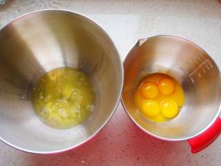 红枣紫薯戚风蛋糕,盆里要干净要无水无油，小心分离蛋白和蛋黄。