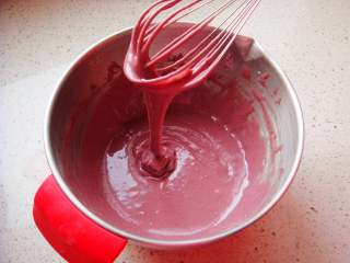 红枣紫薯戚风蛋糕,呈“Z”字形搅拌均匀至无颗粒。